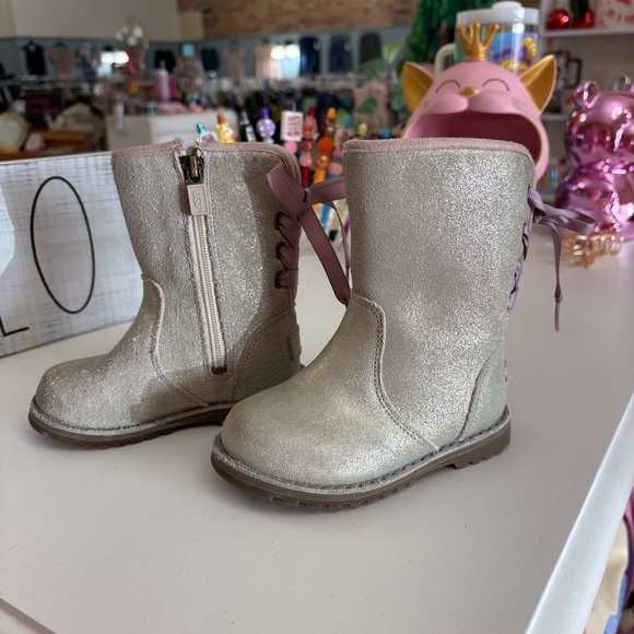 UGG Corene Metallic Casual Boot for Kids Size 6 - Picture 3 of 8